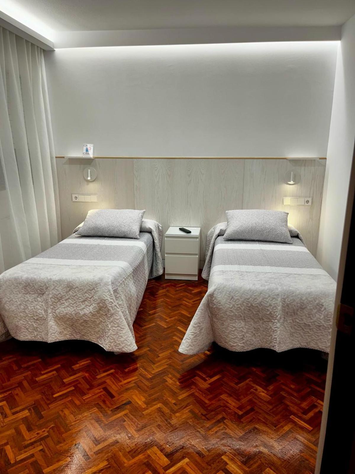 Hostal Charo II Santiago de Compostela Bagian luar foto